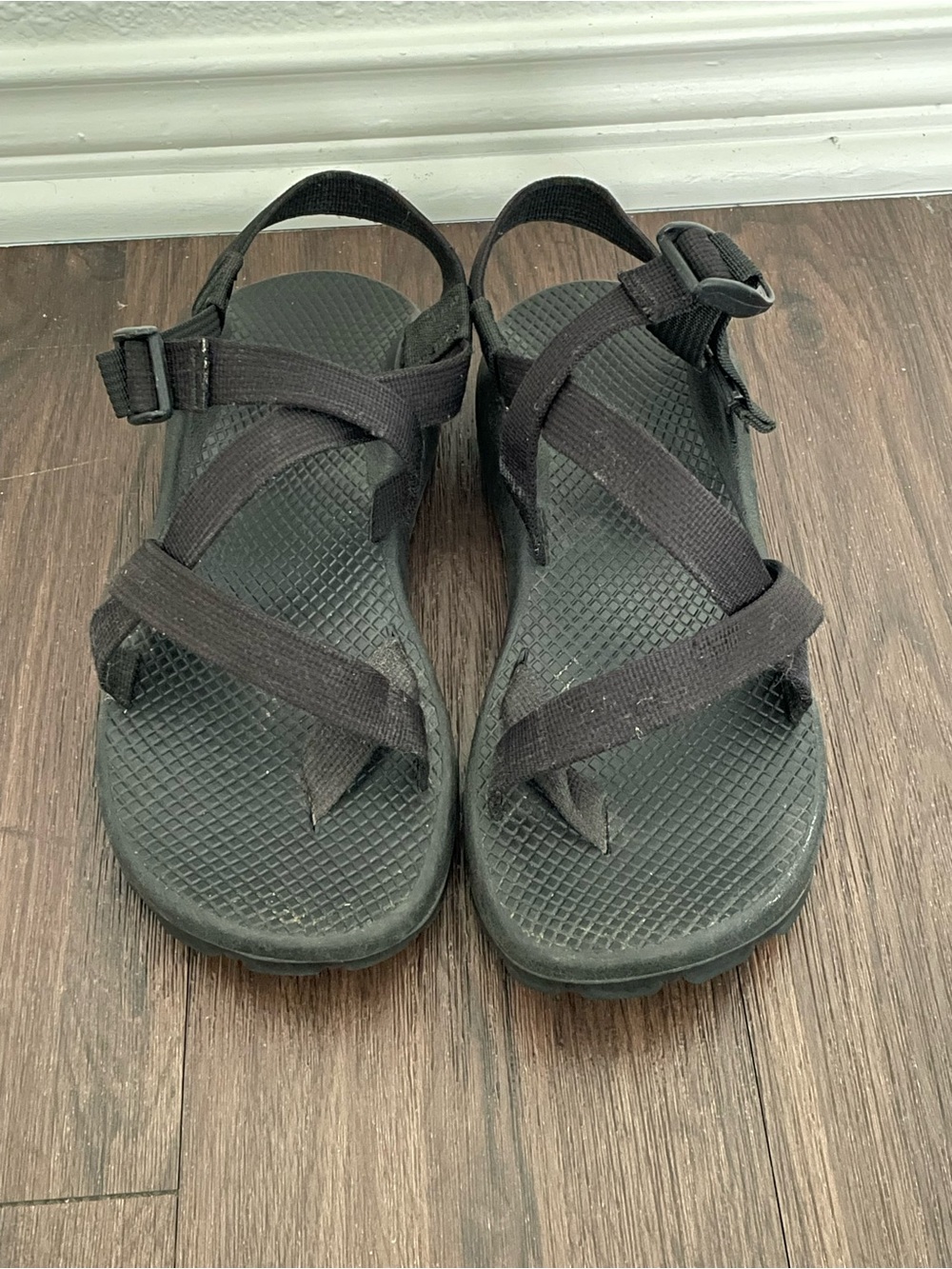 Black chacos women’s size 8. Black strap adjustable Chaco shoes.